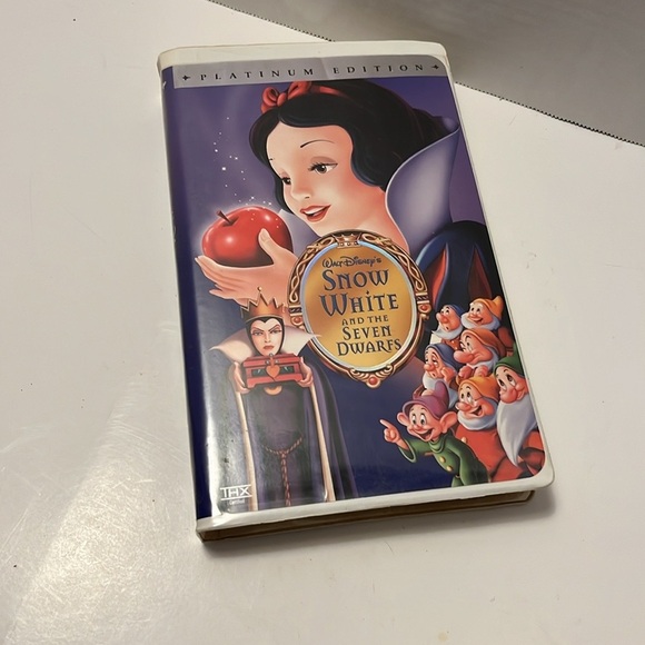 Walt Disney's Snow White and the Seven Dwarfs Platinum Edition VHS - Picture 4 of 8